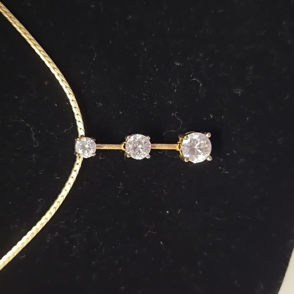 Vtg Avon Cubic Zirconia 3 Stone Drop Pendant Necklace - Picture 2 of 6